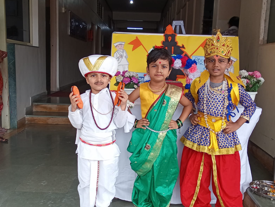 Children dressed as Sant Tukaram, traditional Nauvari, and Lord Vitthal
